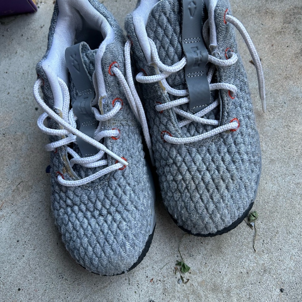 Boys basketball shoes